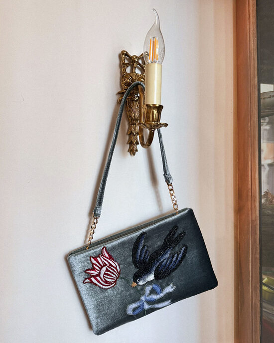 Samta somiņa ar roku izšuvumu “Bezdelīga”